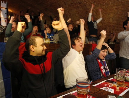 אזרחים שמחים במוסקבה (רויטרס) (צילום: מערכת ONE)