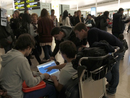 אנשים מעבירים את הזמן בשדות התעופה בספרד (רויטרס) (צילום: מערכת ONE)