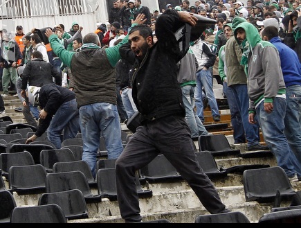 המהומות במשחק בין בשיקטאש לבורסאספור (רויטרס) (צילום: מערכת ONE)