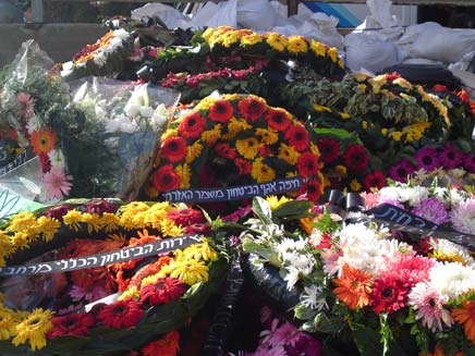 זרי פרחים ליד קברה של אהובה תומר ז"ל, היום (צילום: עזרי עמרם, חדשות 2)