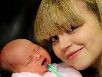 תינוקת שנולדה עם שיניים (צילום: MailOnline)