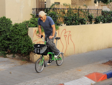 רמי קלינשטיין ואופניים (צילום: אלעד דיין)