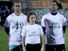 שחקני מכבי חיפה מזדהים עם האסון (יוסי ציפקיס) (צילום: מערכת ONE)