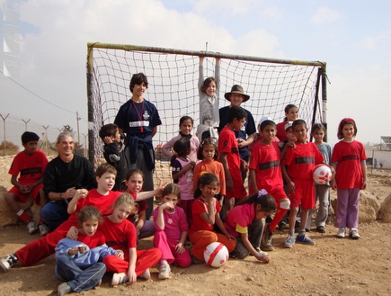 ילדים ישראלים ופלסטינים משחקים יחד (רייצ'ל אברמס) (צילום: מערכת ONE)