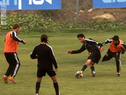 עידן טל במהלך משחק האימון מול הנוער (גיא בן זיו) (צילום: מערכת ONE)