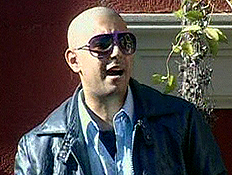 יואב רוקד בחצר יואב רוקד בחצר