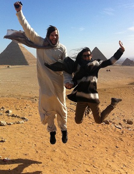 דמי ואשטון במצריים (צילום: twitter)