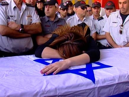 חופית חייט בהלווייתו של בעלה דני חייט ז"ל (צילום: חדשות 2)