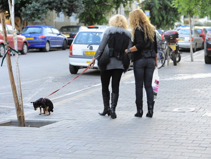 ריקי גל עם חברה והכלב (צילום: אלעד דיין)