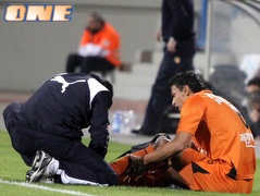 איבן גארידו מטופל אחרי הפציעה שלו (יוסי ציפקיס) (צילום: מערכת ONE)