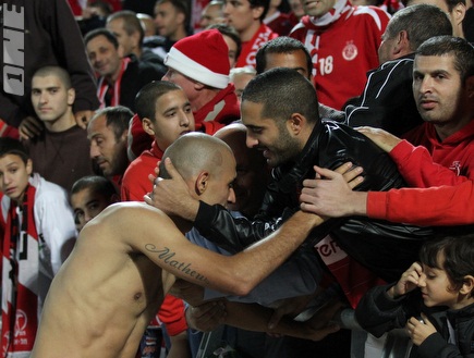 דגלאס דה סילבה נפרד מהאוהדים באדום בסיום המשחק מול ר&"ג (שי לוי) (צילום: מערכת ONE)