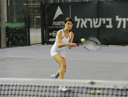 לוקה שקד משחקת טניס (צילום: אלעד דיין)