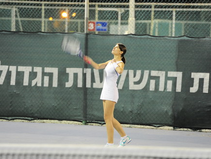 לוקה שקד משחקת טניס (צילום: אלעד דיין)