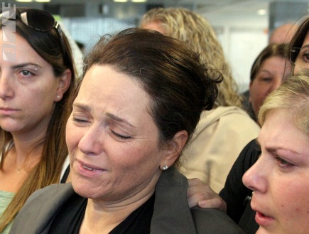 דורית כהן מתקשה לעצור את הדמעות בבית החולים (משה חרמון) (צילום: מערכת ONE)
