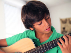 ילד מנגן בגיטרה (צילום: Cybermama, Istock)