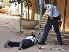 האישום: שוטר תקף צעיר. אילוסטרציה (צילום: משטרת מחוז ת"א)