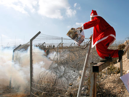 סנטה קלאוס בהפגנה בבילעין (צילום: חדשות 2)