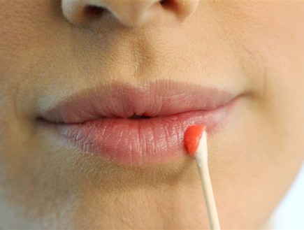 שלב ראשון באיפור שפתיים (צילום: עודד קרני)