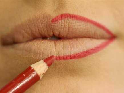 שלב 3באיפור שפתיים (צילום: עודד קרני)