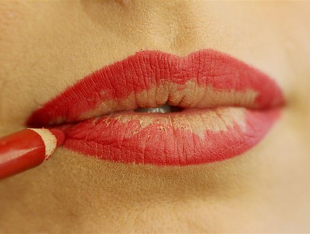שלב 4 באיפור שפתיים (צילום: עודד קרני)