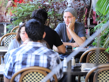 עוז זהבי, חנן סביון, גיא עמיר בבית קפה (צילום: אלעד דיין)