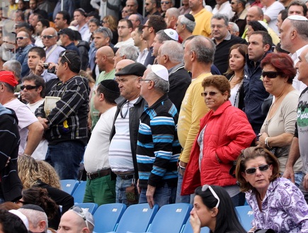 אצטדיון רמת גן מלא באנשים שבאו לחלוק לאבי כהן כבוד אחרון (יניב גונ (צילום: מערכת ONE)