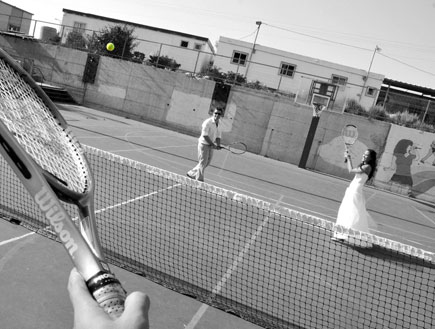 כלה מיכל וחתן דויד הרט משחקים טניס (צילום: עזר חדד – אלף מילים)