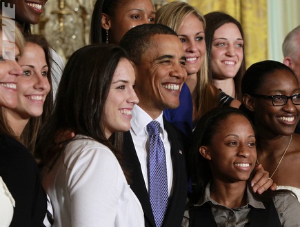 בנות קונטיקט עם נשיא ארה"ב, ברק אובמה (רויטרס) (צילום: מערכת ONE)