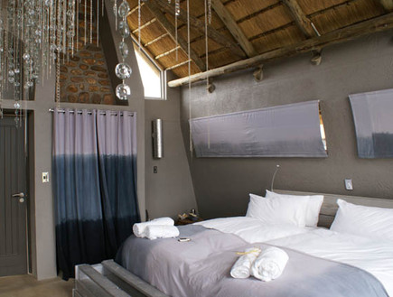 מיטה בחדר בלודג' (צילום: האתר הרשמי)