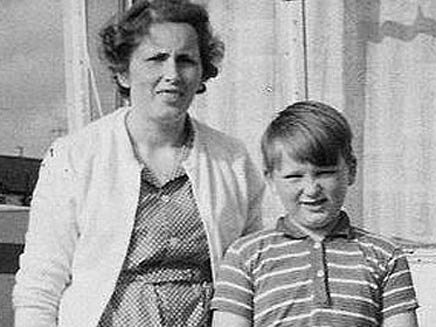 מייסון בילדותו, עם אמו (צילום: the sun)