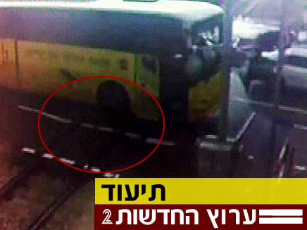 תיעוד: כמעט אסון על פסי הרכבת (צילום: מתוך מצלמות האבטחה)