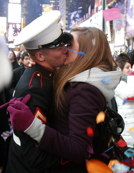 נשיקה לכבוד 2011 (צילום: רויטרס)