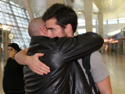 תמיר כהן נפרד מחבר לקראת הטיסה (שי לוי) (צילום: מערכת ONE)