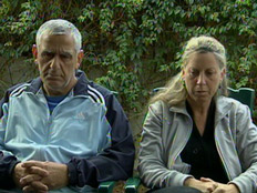 הוריו של נדב, היום בביתם (צילום: חדשות 2)