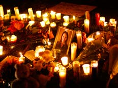 מתפללים לשלומה של גיפורדס, הלילה באריזונה (צילום: AP)