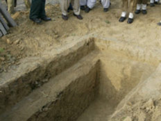 כאן נקבר הכהן הברזילאי בעודו בחיים (צילום: AP)