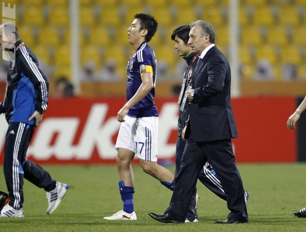 זקארוני ונבחרת יפן יורדים מאוכזבים מהמשחק מול ירדן (רויטרס) (צילום: מערכת ONE)