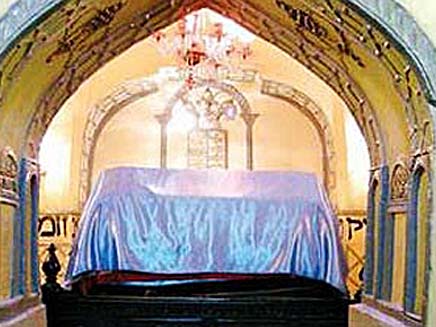קברם של מרדכי היהודי ואסתר המלכה (צילום: breslev.co.il)