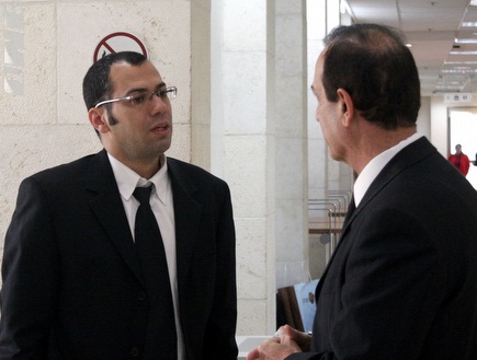 התובע, עו"ד יניב ואקי ועו"ד אלי כהן (דרור רוזנפלד) (צילום: מערכת ONE)