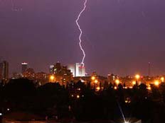 סופת ברקים בתל אביב (צילום: זיו בוק)
