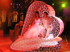 כניסה לחתונה על גבי לב ענק (צילום: Flashבר)