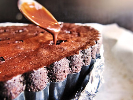 עוגת בראוניז - ממלאים את הבארות בשוקולד (צילום: דליה מאיר, קסמים מתוקים)
