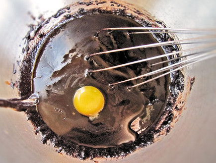 עוגת בראוניז - מוסיפים את הביצים (צילום: דליה מאיר, קסמים מתוקים)