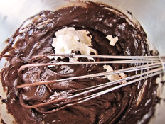 עוגת בראוניז - מוסיפים את הגבינה (צילום: דליה מאיר, קסמים מתוקים)