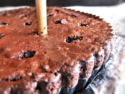 עוגת בראוניז - יוצרים גומות (צילום: דליה מאיר, קסמים מתוקים)