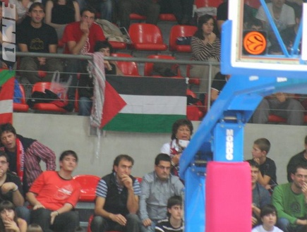 דגל פלסטין במשחק של מכבי ת&"א בוויטוריה (שרון קביליו) (צילום: מערכת ONE)