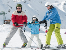סקי משפחתי (צילום: istockphoto)