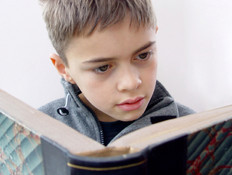 ילד עם ספר