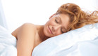 אישה עירומה במיטה (צילום: FDS111, Istock)