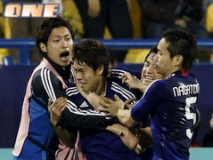 שחקני יפן חוגגים עליה לחצי הגמר (רויטרס) (צילום: מערכת ONE)